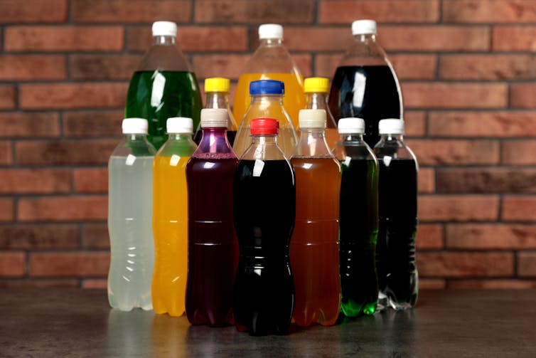 Série de bouteilles de soda et de jus de fruits transformés